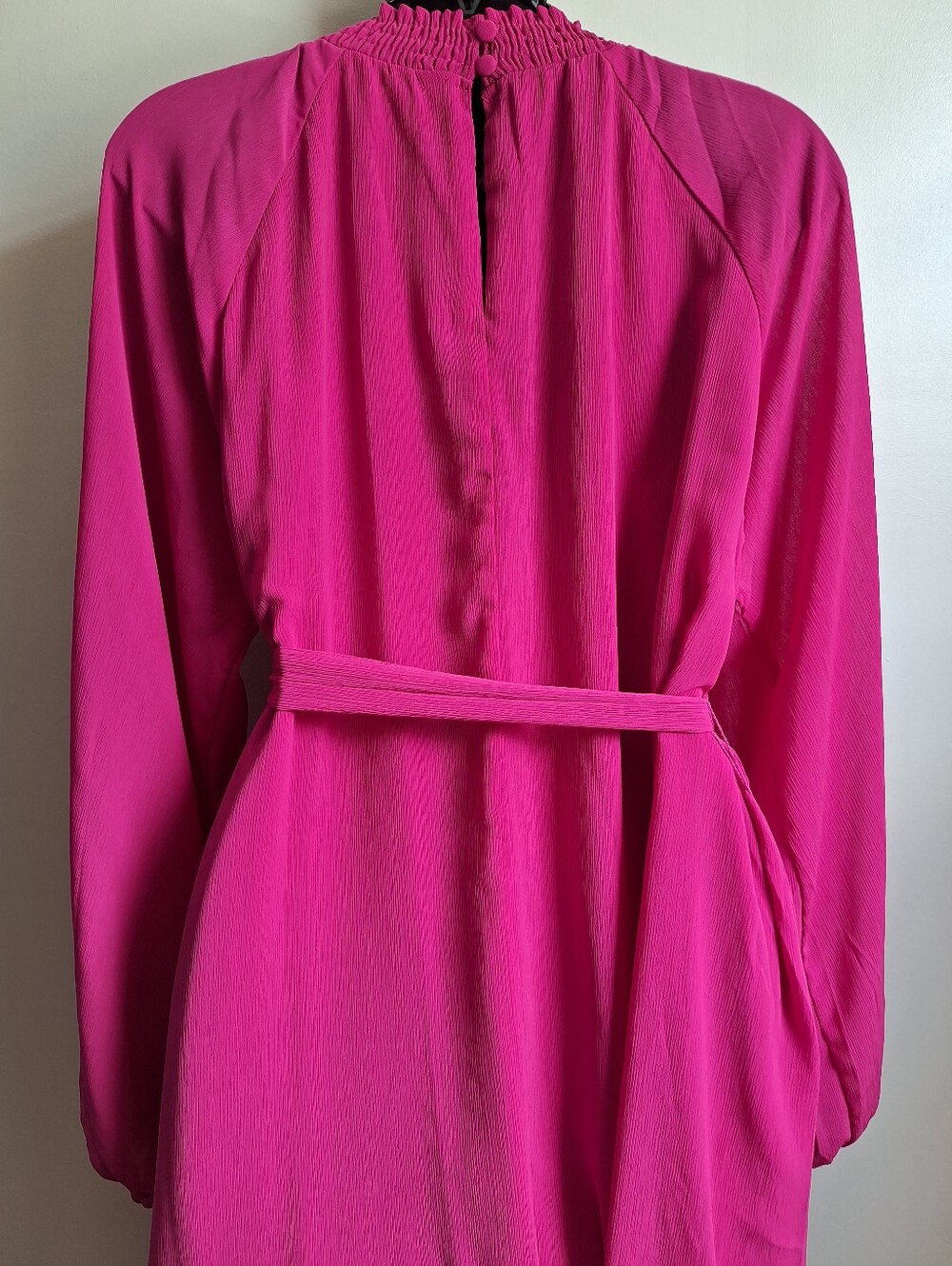 Vici Intense fuchsia midi dress, crafted from pleated fabric - Picture 4 of 9